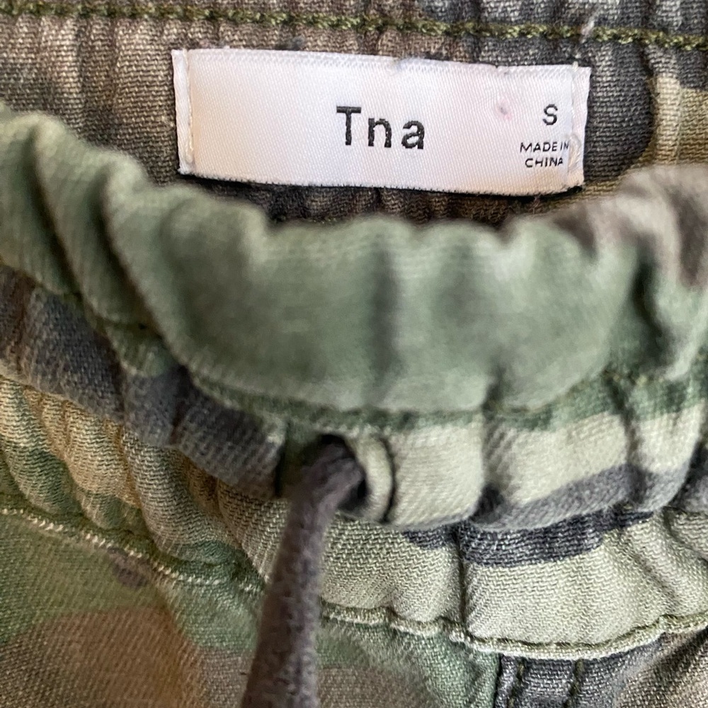 Aritzia TNA Camo Jogger Green Pants Size S - Picture 7 of 8